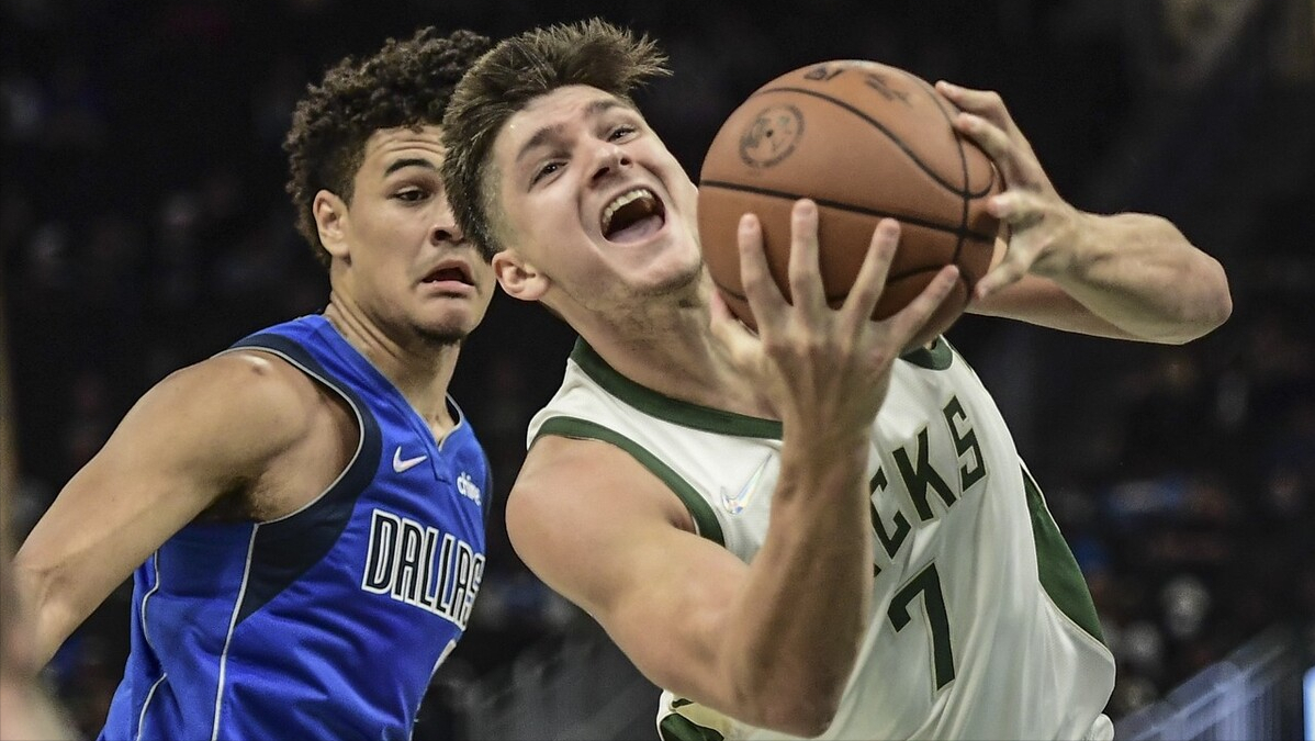 关于莱万多夫斯基爆冷击败曼联，问鼎冠军引爆全场！的信息